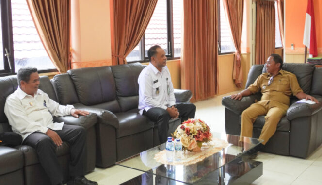 
					Kalapas Kelas II B Serui Antonio Luis Pui Ximenes Da Costa saat kunjungan kerja ke Kantor Wabup Kepulauan Yapen Roi Palunga. (Foto dok: Lapas Kelas II B Serui)
