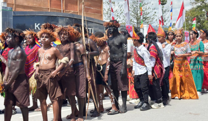 
					Para peserta Karnaval Budaya di Kota Wamena. (KabarPapua.co/Agris Wistrijaya)