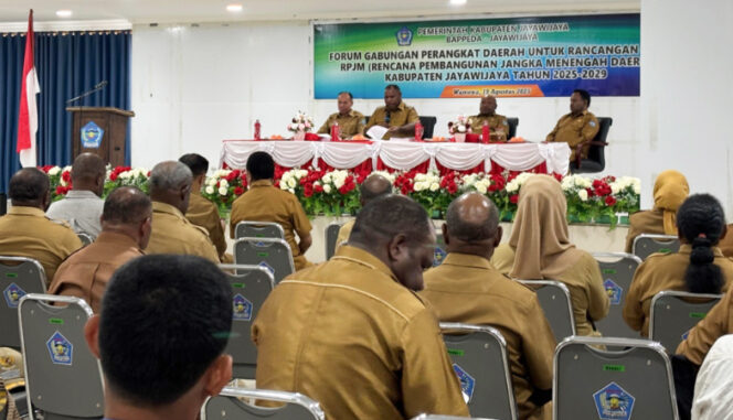 
					Bupati Jayawijaya Atenius Murip hadir dalam FGPD penyusunan awal RPJM Kabupaten Jayawijaya Tahun 2025-2029. (KabarPapua.co/Agris Wistrijaya)
Foto: Agris