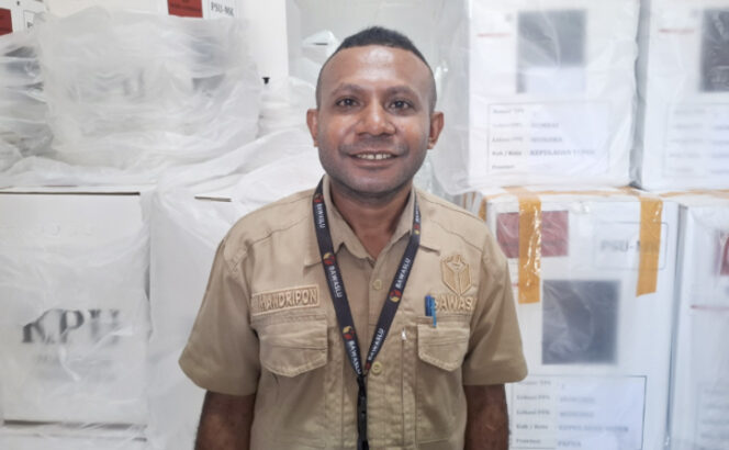 
					Ketua Bawaslu Kabupaten Kepulauan Yapen Hofni Mandripon. (KabarPapua.co/Ainun Faathirjal)