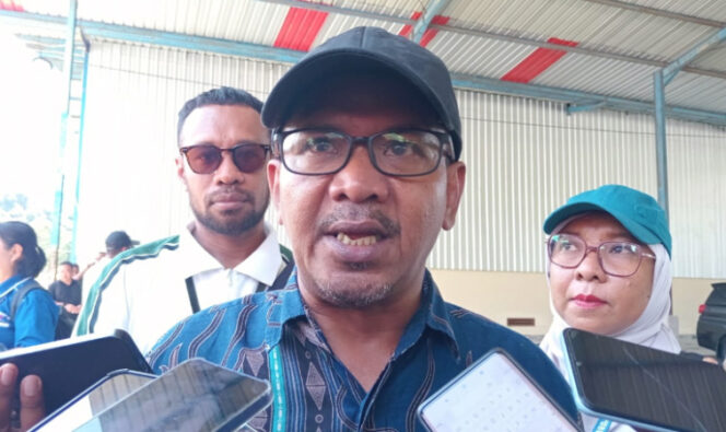 
					Ketua Bawaslu Papua Hardin Halidin saat diwawancara wartawan di Kota Jayapura, Papua. (KabarPapua.co/Natalya Yoku)