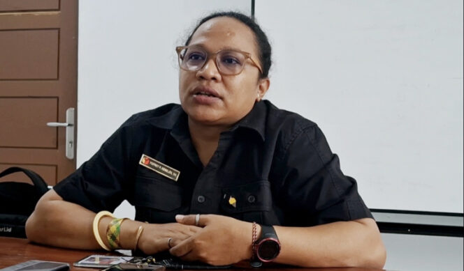 
					Komisioner Bawaslu Papua Yofrey Kebelen. (KabarPapua.co/Imelda)