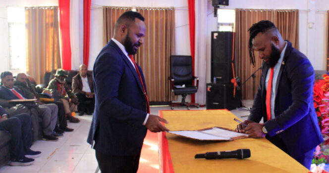 
					Pengurus KONI Kabupaten Puncak periode 2025-2029 yang dinahkodai Ketua terpilih KONI Kabupaten Puncak Kem Magai. Foto: Diskominfo Puncak 