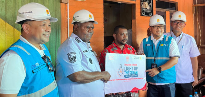 
					Gubernur Papua Barat Daya, Elisa Kambu (kedua dari kiri) berfoto bersama salah satu penerima manfaat program Light Up The Dream (LUTD), Simon Sineri (tengah), Kepala Dinas ESDM Provinsi Papua Barat Daya, Suroso (kanan), General Manager PLN UIW Papua dan Papua Barat, Diksi Erfani Umar (kedua dari kanan), dan Manager PLN UP3 Sorong, Doni Hernandi (kiri) pascapenyalaan simbolis listrik Program LUTD di Sorong, Papua Barat Daya. Foto: PLN Papua