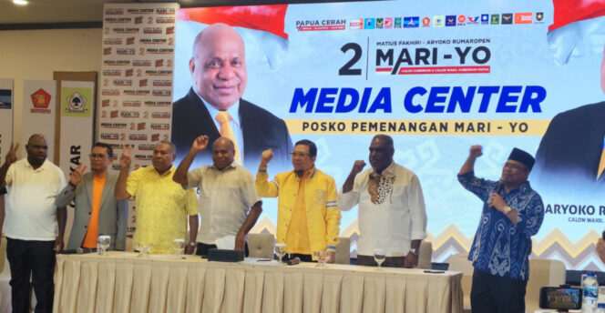 
					Tim pemenangan Mari-Yo umumkan hasil quick qount pada PSU Pilgub Papua. Foto: Katharina/KabarPapua.co