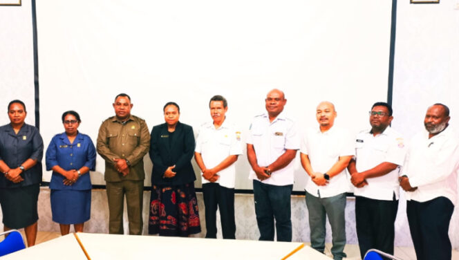 
					Anggota MRPB saat foto bersama Kepala Bappeda Litbang Kaimana dan jajaran, Rabu, 6 Agustus 2025. (KabarPapua.co/Yosias Wambrauw)