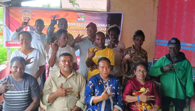 
					Anggota MRPB Marthina Sawi (duduk paling kanan), Wakil Ketua II MRPB Fransina Hindom (duduk nomor dua dari kanan), Wakil Ketua Ketua Pokja Adat Ismael Watora (duduk nomor dua dari kiri) saat foto bersama dengan masyarakat di kampug Waho. (IST)