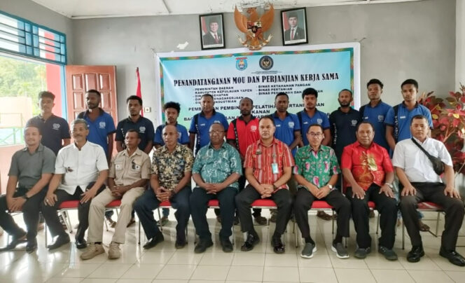 
					Foto bersama usai penandatangan MoU bersama enam instansi daerah dengan Lapas Kelas II B Serui. (KabarPapua.co/Ainun Faathirjal) 