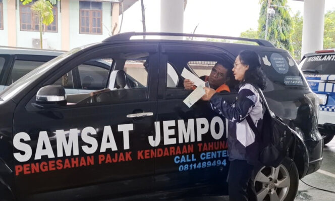 
					Mobil jemput bola yang aktif melayani masyarakat dalam membayar pajaknya. (KabarPapua.co/Imelda)