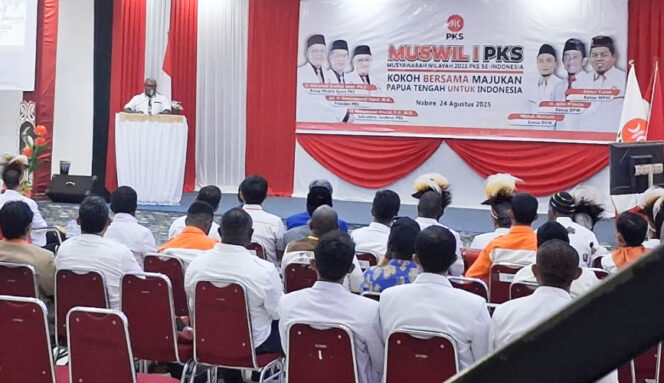 
					Gubernur Papua Tengah Meki Nawipa saat memberikan sambutan dalam acara Muswil I PKS di Nabire, Papua Tengah. (KabarPapua.co/Vero)