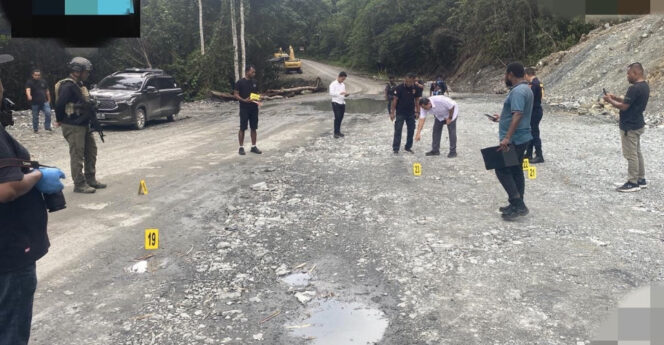 
					Olah TKP penembakan 2 personel Brimob di ruas Jalan Trans Nabire. Foto: Satgas Damai Cartenz