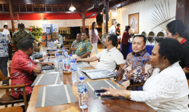 
					Pj Gubernur Papua Agus Fatoni dan Ketua MRP Nerlince Wamuar saat bertemu dengan para Tokoh Adat se-Papua. (Foto dok: Diskominfo Papua)