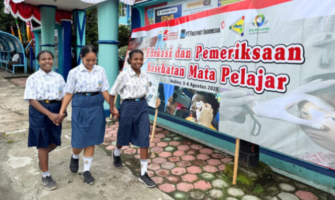 
					Rangkaian HUT ke-80 RI, PTFI bersama YPMAK mendukung pelaksanaan Edukasi dan Pemeriksaan Mata bagi pelajar di Nabire, Ibukota Provinsi Papua Tengah. (Foto dok: PTFI) 