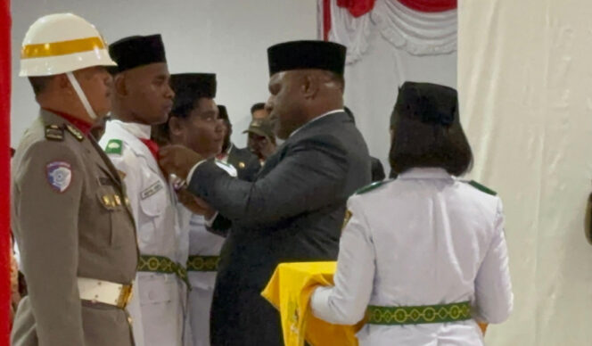 
					Bupati Jayawijaya, Atenius Murip saat pengukuhan Paskibraka. Foto: Agris Wistrijaya/Kabarpapua.co