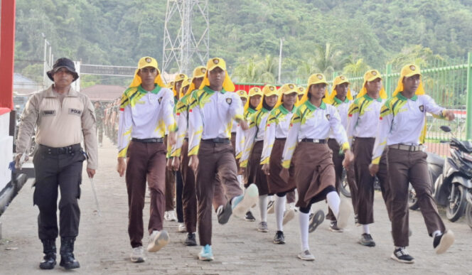 
					Paskibraka Kepulauan Yapen latihan bersama TNI/Polri di Stadion Marora Serui. (KabarPapua.co/Ainun Faathirjal)