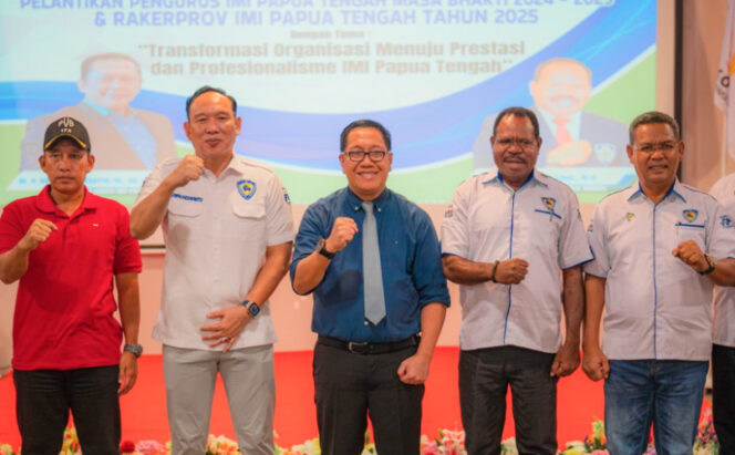 
					Pj Sekda Papua Tengah Silawanus Soemole berfoto bersama usai pelantikan Pengurus IMI Papua Tengah di Nabire. (KabarPapua.co/Vero) 