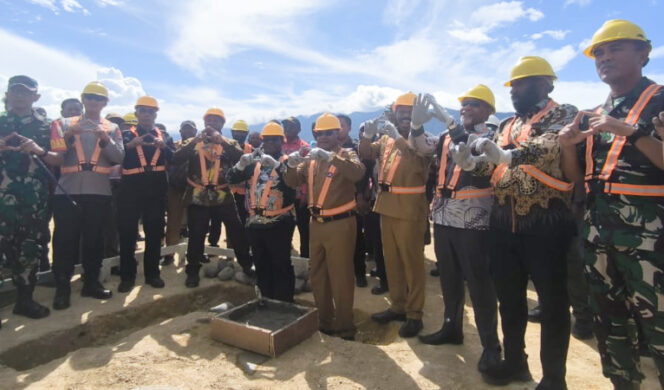 
					Saat Gubernur Papua Tengah Meki Nawipa melakukan peletakan batu pertama pembangunan Guest House di Distrik Gome. (Foto dok: Diskominfo Puncak)