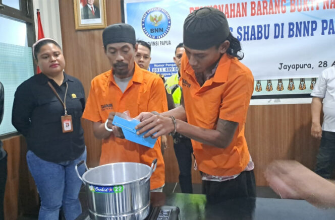 
					Duo Slamet atau keduanya pelaku pengedar narkotika di Wamena, Provinsi Papua Pegunungan yang memiliki nama Slamet, saat memusnahkan barang bukti Sabu di BNN Papua. Foto: Imelda/KabarPapua.co