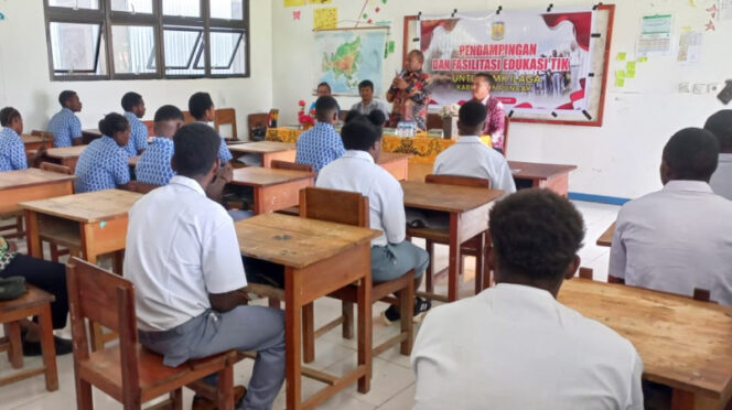 
					Saat pembukaan kegiatan pendampingan dan fasilitasi edukasi TIK untuk pelajar SMKN 1 Ilaga di Kompleks SMA 1 Ilaga, Kamis, 14 Agustus 2025. (Foto dok: Diskominfo Puncak)
