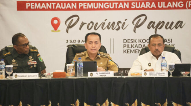 
					Penjabat Gubernur Papua Agus Fatoni bersama Deputi I Bidang Koordinasi Politik Dalam Negeri Kemenko Polhukam, Heri Wiranto, selaku Ketua Tim Pemantauan Pemilu 2024. (Foto dok: Diskominfo Papua) 