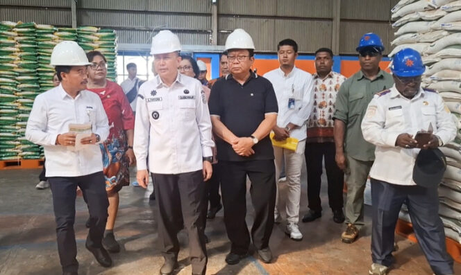 
					Saat Penjabat Gubernur Papua bersama Satgas Pangan melakukan sidak terkait ketersediaan beras. (KabarPapua.co/Imelda)
