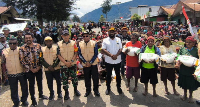 
					Penyaluran bantuan beras dari pemerintah. Foto: Diskominfo Puncak 