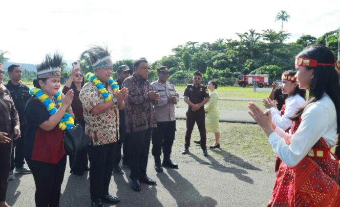 
					Penyambutan Kajari Kepulauan Yapen Tumpal Eben Ezer beserta istri di Bandara Stevanus Rumbewas Serui. (KabarPapua.co/Ainun Faathirjal)
