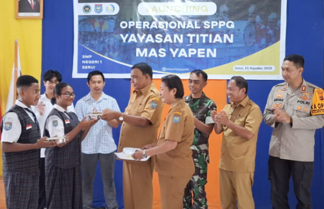 
					Penyerahan MBG secara simbolis oleh Bupati Kepulauan Yapen Benyamin Arisoy kepada siswa penerima MBG di Ruang Aula SMPN 1 Serui. (KabarPapua.co/Ainun Faathirjal)