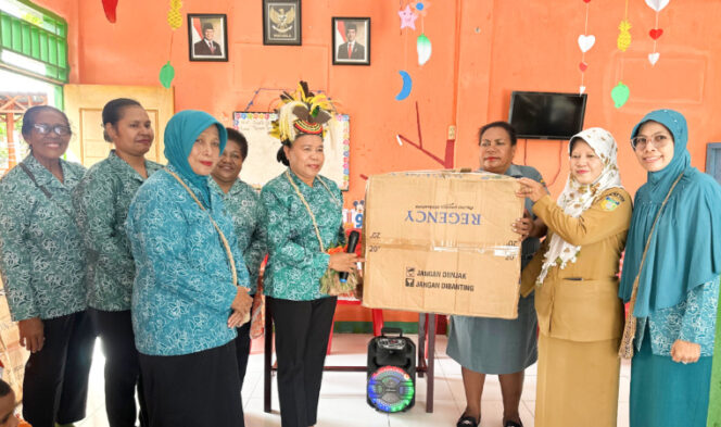 
					Penyerahan bantuan kipas angin oleh Ketua TP PKK Kepulauan Yapen  Dina Rumbiak kepada pihak TK Ade Irma Suryani Nasution Serui. (Foto dok: TP PKK Kepulauan Yapen)