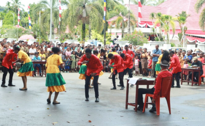 
					Aksi salah satu peserta saat menunjukkan penampilannta lewat Lomba Yosim Pancar Pelajar di Serui. (KabarPapua.co/Ainun Faathirjal)
