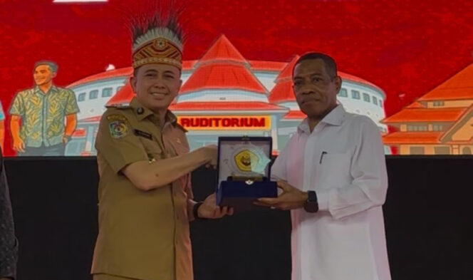 
					Pj Gubernur Papua, Agus Fatoni usai mengisi kuliah umum di Uncen. Foto: Diskominfo Papua