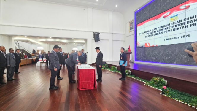 
					Saat Pj Gubernur Papua Agus Fatoni melantik 92 pejabat di lingkungan Pemprov Papua. (Foto dok: Diskominfo Papua)