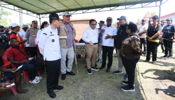 
					Pj Gubernur Papua Agus Fatoni, Wamendagri Ribka Haluk, Ketua KPU RI Mochammad Afifuddin, Anggota Bawaslu RI Puadi, Ketua Komisi II DPR RI Muhammad Rifqinizamy Karsayuda saat pantau pelaksanaan PSU Pilgub Papua. (Foto dok: Diskominfo Papua)