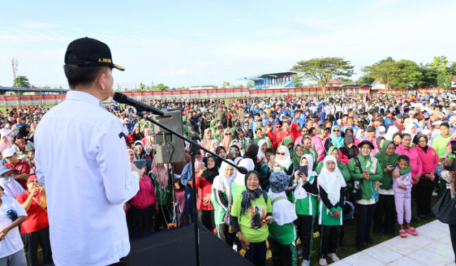 
					Pj Gubernur Papua Agus Fatoni melepas ribuan peserta jalan sehat di Kabupaten Biak Numfor dalam rangka sambut HUT ke-80 RI. (Foto dok: Diskominfo Papua)
