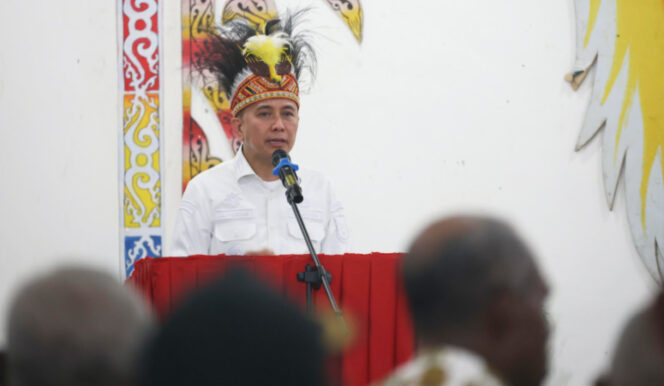 
					Pj Gubernur Papua Agus Fatoni saat memberikan sambutan dalam kunker di Kabupaten Waropen. (Foto dok: Diskominfo Papua)