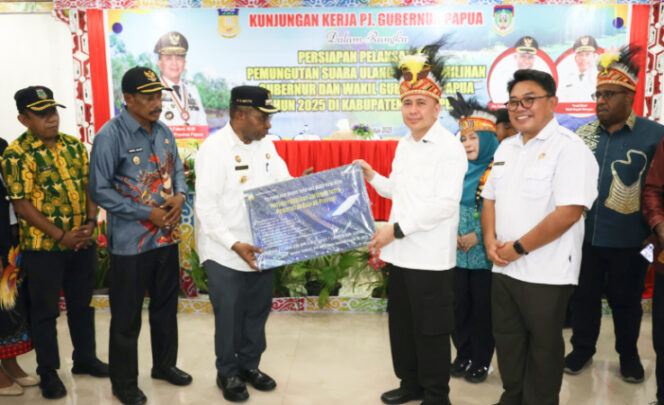
					Pj Gubernur Papua Agus Fatoni didampingi Kadis Kominfo Papua Jeri Agus Yudianto menyerahkan bantuan berupa 44 unit starlink untuk Kabupaten Waropen. (Foto dok: Diskominfo Papua)