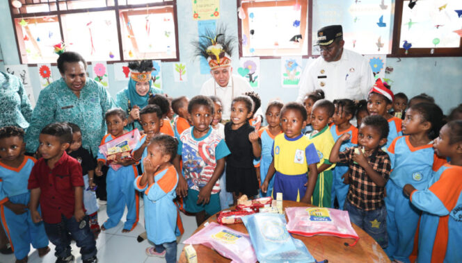 
					Pj Gubernur Papua Agus Fatoni bersama Pj Ketua TP PKK Papua Tyas Fatoni saat kunjungi salah satu PAUD di Kabupaten Waropen. (Foto dok: Diskominfo Papua)