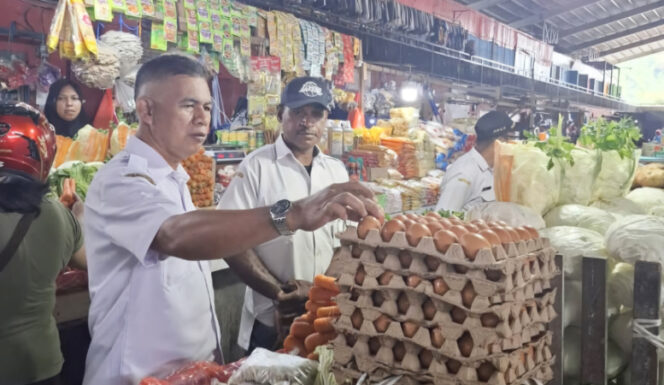 
					Plt Disperindag Kepulauan Yapen Alwi Masse saat turun tinjau di pasar. (KabarPapua.co/Ainun Faathirjal)