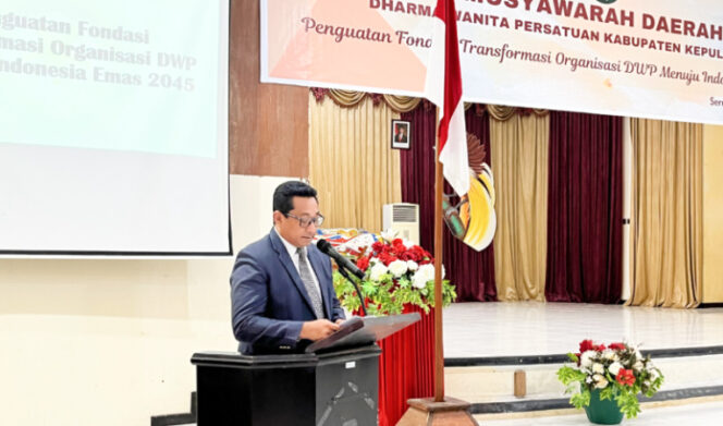 
					Plt Sekda Kepulauan Yapen Harold Wenno membuka musda ke-V DWP Kabupaten Kepulauan Yapen tahun 2025. (KabarPapua.co/Ainun Faathirjal)