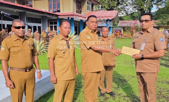 
					Penyerahan surat penunjukkan Plt Sekda Kepulauan Yapen dari Bupati Kepulauan Yapen Benyamin Arisoy kepada Plt Sekda Kepulauan Yapen Harold Wenno. (Foto dok: Humas Pemda Kepaulauan Yapen)