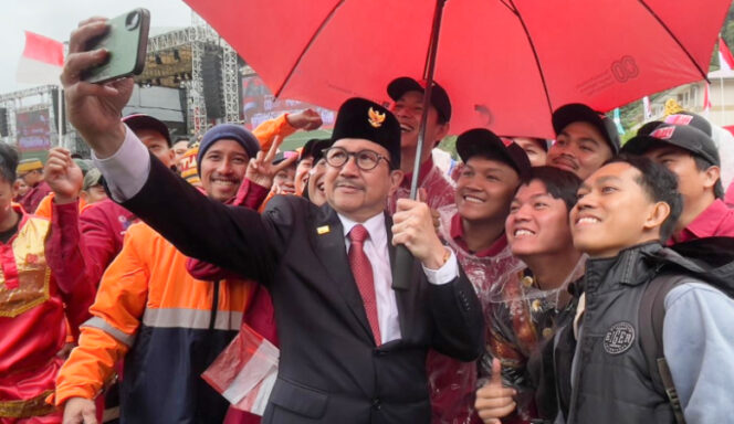 
					Presdir PTFI Tony Wenas saat berfoto selfi dengan para karyawan di lingkungan PTFI usai perayaan upacara HUT ke-80 RI di Sporthall Tembagapura, Mimika, Minggu, 17 Agustus 2025. (KabarPapua.co/Cunding Levi)