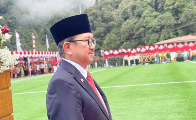 
					Presdir PTFI, Tony Wenas saat memimpin upacara pada HUT ke-80 RI di Lapangan Bola, Tembagapura, Kabupaten Mimika, Papua Tengah, Minggu, 17 Agustus 2025. (KabarPapua.co/Cunding Levi)