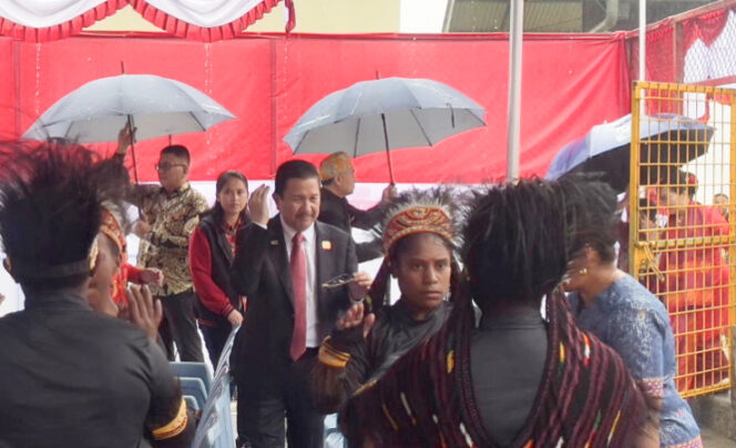 
					Saat kehadiran Presdir PTFI Tony Wenas bersama rombongan ke Asrama Tomawin di Tembagapura. (KabarPapua.co/Cunding Levi)