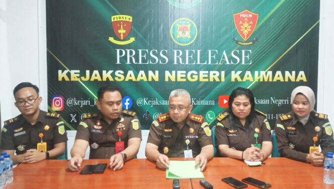 
					Kejari Kaimana saat menggelar press release. Kajari Kaimana Onneri Khairoza (tengah) Kasi Pidsus Ramli Amana (Kedua dari kiri), Kasi Intel Binang M.C Yomaki (kedua dari kanan), Kasi Datun Kasmawati (paling kanan), dan Kasi PAPBB Syafei (paling kiri). (KabarPapua.co/Yosias Wambrauw)