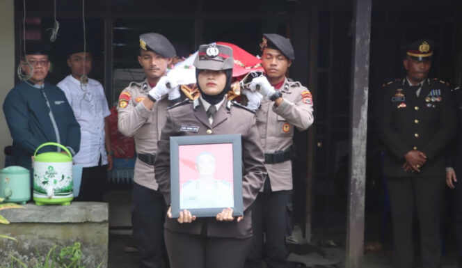
					Prosesi pemakaman alamarhum Ipda Ares Suranto di Taman Makam Bahagia (TMB) Serui, Minggu, 10 Agustus 2025. (Foto dok: Humas Polres Kepulauan Yapen)
