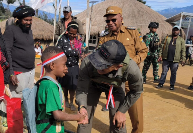 
					Panglima Komando Gabungan Wilayah Pertahanan (Pangkogabwilhan) III Letjen TNI Bambang Trisnohadi kunjungi Puncak. Foto: Diskominfo Puncak