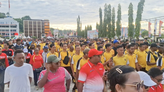 
					Ribuan warga Jayapura ikuti jalan santai saat peluncuran pencanangan HUT ke-80 RI. (KabarPapua.co/Imelda)