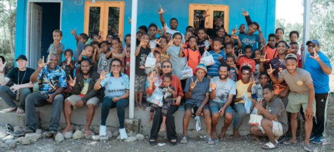 
					Ketua TP – PKK Provinsi Papua Tengah, Nurhaidah Meki Nawipa didampingi Kepala Biro Umum, Vivian Gobay bertemu pengungsi di Rumah Baca Ko’ Membaca. Foto: Vero/Kabarpapua.co 