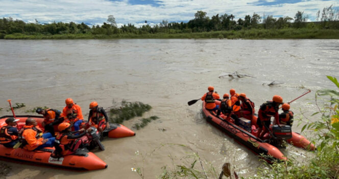 
					Pencarian seorang pendulang emas oleh SAR gabungan Timika. Foto: SAR Timika 