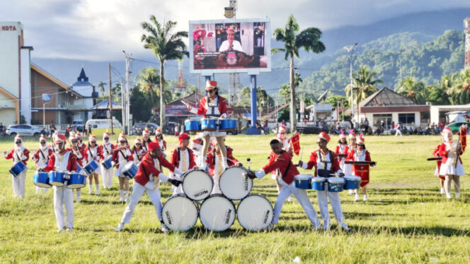 
					Salah satu atraksi menarik dari salah satu peserta Parade Drumband Pelajar di Alun-alun Trikora Serui. (KabarPapua.co/Ainun Faathirjal)
